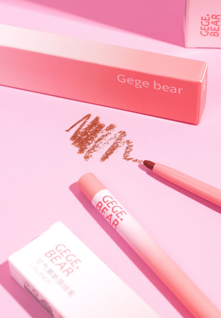 Lapiz Delineador Labial Retractil #1 - aplicación en piel